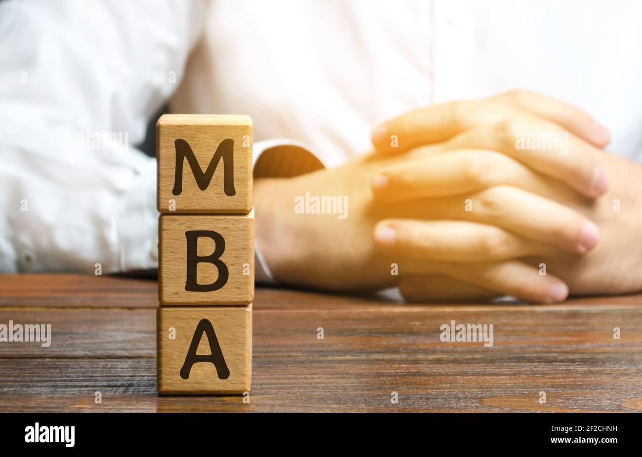 Holzblöcke mit dem Wort MBA - Master of Business Administration. Grad der Professionalität in der Unternehmensführung. Buchhaltung, Personalwesen, AP Stockfoto