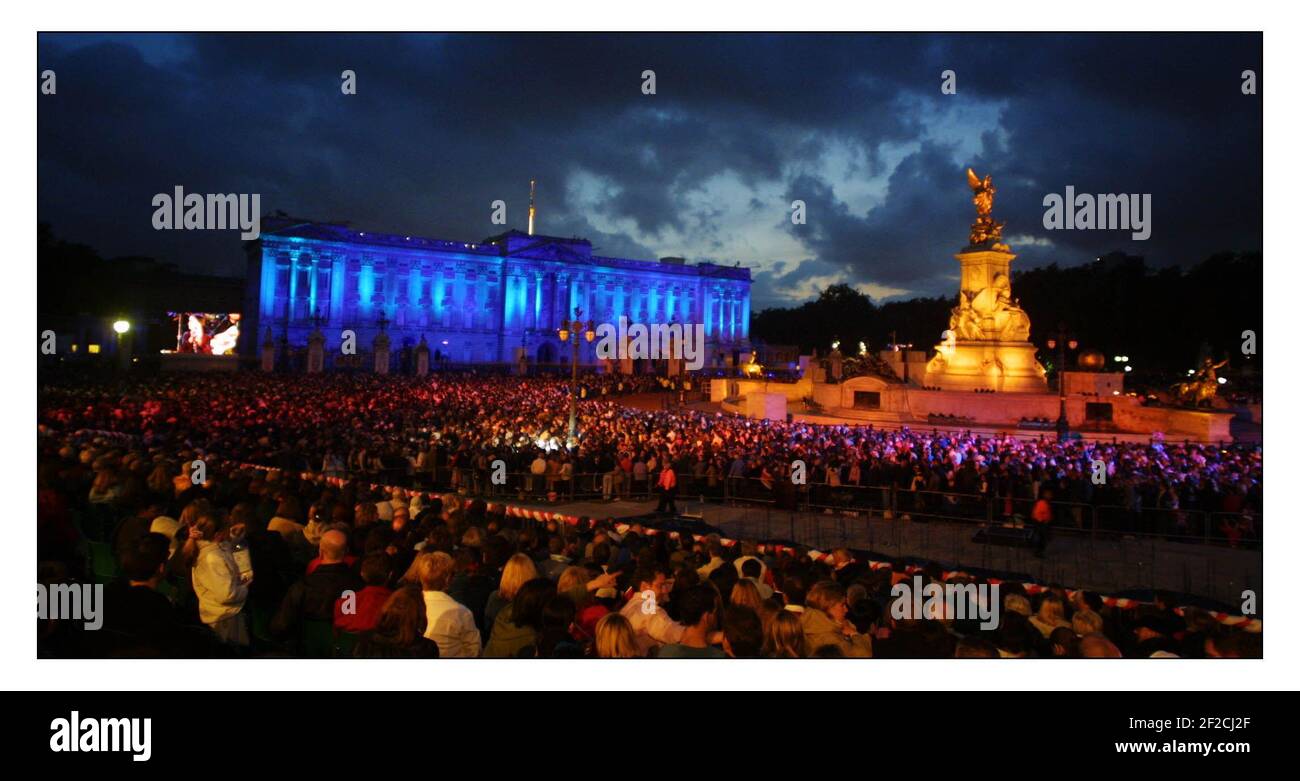GOLDEN JUBILEE......die Leute genießen das Pop-Konzert auf den großen Bildschirmen vor dem Buckingham Palace.pic David Sandison 3/5/2002 Stockfoto