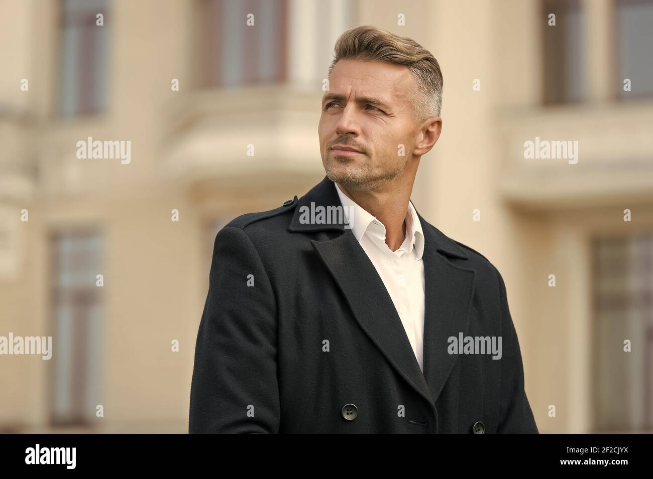 Liebe neuen Stil. Geschäftserfolg. Warm und bequem in dieser Saison. Eleganz bleibt in Mode. Mode-Modell in lässiger Kleidung. Mann mit Herbstjacke. Mantel macht den Menschen eleganter aussehen. Stockfoto