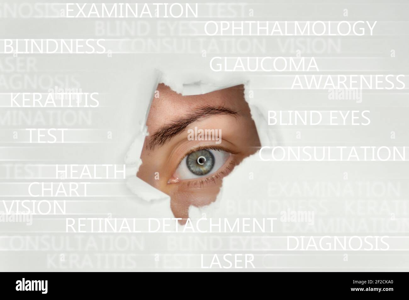 Blauäugiges Mädchen, das durch zerrissenes Papier schaut, konzeptuelle ophthalmologische Tags auf dem Hintergrund verblickt. Vorlage für das Design von Augenpflegeprodukten. Stockfoto