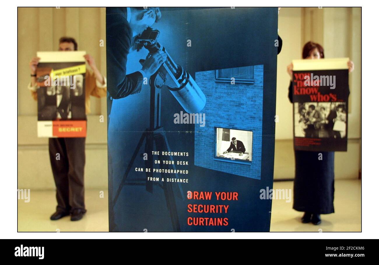 Am 20th. September öffnet das National Archives, Kew seine Pforten für die Öffentlichkeit am TAG der offenen Tür FÜR UNDERCOVER-ARCHIVE. Das Publikum hat die Möglichkeit, hinter die Kulissen des größten Archivs Großbritanniens zu gehen und die verdeckte Welt der Spione und Spionage durch die Geschichte zu entdecken. Details der Poster werden per E-Mail an Guy auf pic Desk.pic David Sandison 19/9/2003 geschickt Stockfoto