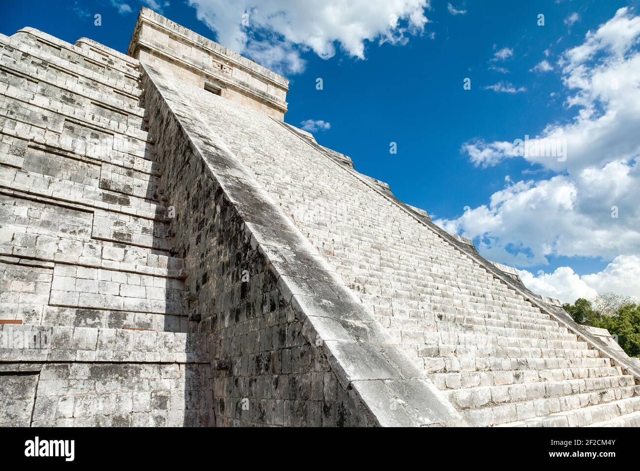 Landschaft des Tempels von Kukulcan - Pyramide in der Mitte der Chichen Itza archäologischen Stätte, Yucatan, Mexiko Stockfoto