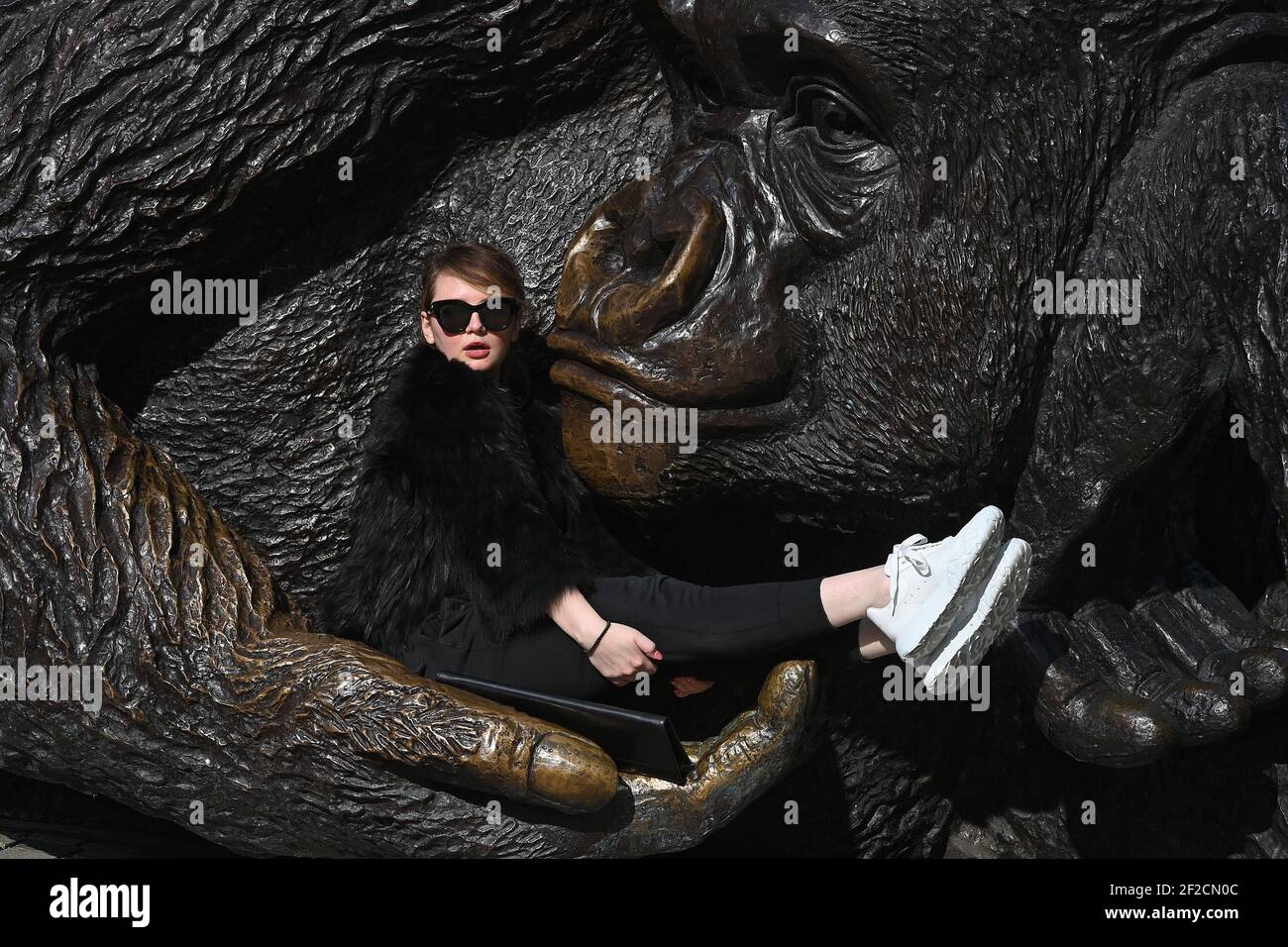 New York, USA. März 2021, 11th. Anna Sorkin alias Anna Delvey posiert für  Bilder auf „King Nyani“, A 6ft. Gorilla Sculpture at Hudson Yards, New  York, NY, 11. März 2021. Anna Sorkin
