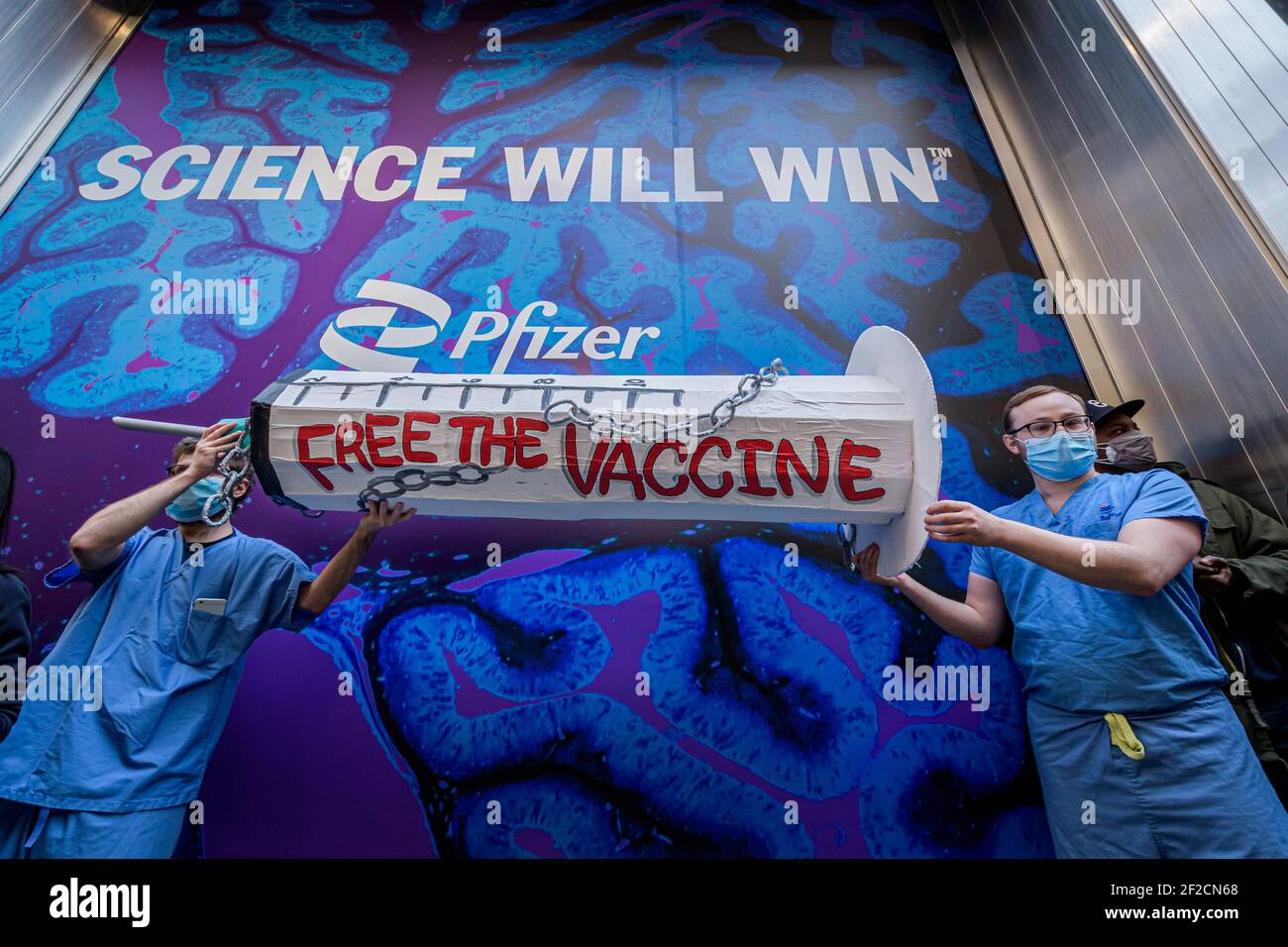 New York City, USA. März 2021, 11th. Am 11. März 2021 eine Koalition von Organisationen der Gesundheitsfürsorge, die sich vor dem Pfizer Worldwide Headquarters in Manhattan versammelten, um die Regierung Biden aufzufordern, Pharmaunternehmen zu drängen, sich zu einer gerechten globalen Gaccinverteilung zu verpflichten und die Pandemie überall zu beenden, indem sie die Aufhebung des Monopolschutzes der Welthandelsorganisation für unterstützt Big Pharma und der COVID-19 Technology Access Pool und um eine gerechte Impfstoffverteilung in der ganzen Welt zu gewährleisten. (Foto von Erik McGregor/Sipa USA) Quelle: SIPA USA/Alamy Live Neu Stockfoto