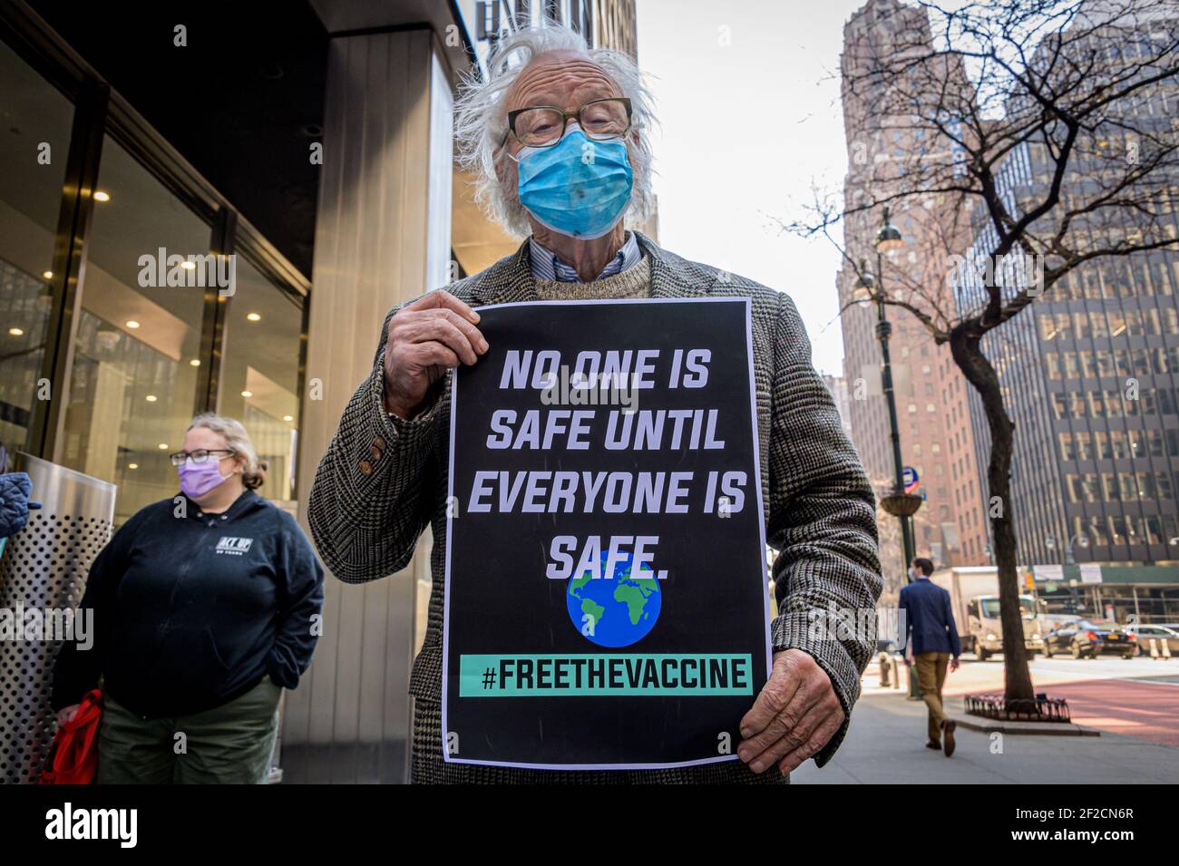 New York City, USA. März 2021, 11th. Am 11. März 2021 eine Koalition von Organisationen der Gesundheitsfürsorge, die sich vor dem Pfizer Worldwide Headquarters in Manhattan versammelten, um die Regierung Biden aufzufordern, Pharmaunternehmen zu drängen, sich zu einer gerechten globalen Gaccinverteilung zu verpflichten und die Pandemie überall zu beenden, indem sie die Aufhebung des Monopolschutzes der Welthandelsorganisation für unterstützt Big Pharma und der COVID-19 Technology Access Pool und um eine gerechte Impfstoffverteilung in der ganzen Welt zu gewährleisten. (Foto von Erik McGregor/Sipa USA) Quelle: SIPA USA/Alamy Live Neu Stockfoto