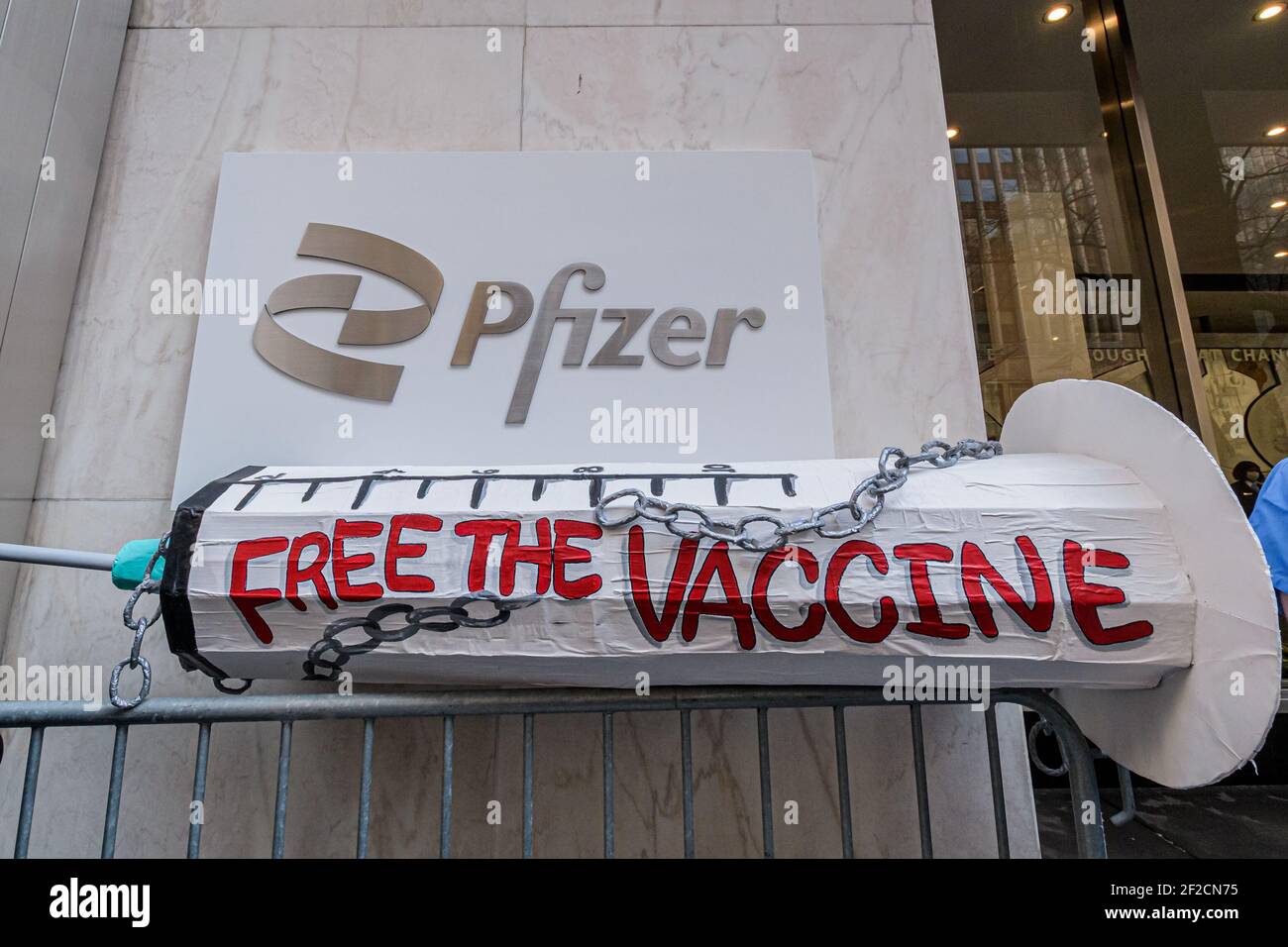 New York City, USA. März 2021, 11th. Am 11. März 2021 eine Koalition von Organisationen der Gesundheitsfürsorge, die sich vor dem Pfizer Worldwide Headquarters in Manhattan versammelten, um die Regierung Biden aufzufordern, Pharmaunternehmen zu drängen, sich zu einer gerechten globalen Gaccinverteilung zu verpflichten und die Pandemie überall zu beenden, indem sie die Aufhebung des Monopolschutzes der Welthandelsorganisation für unterstützt Big Pharma und der COVID-19 Technology Access Pool und um eine gerechte Impfstoffverteilung in der ganzen Welt zu gewährleisten. (Foto von Erik McGregor/Sipa USA) Quelle: SIPA USA/Alamy Live Neu Stockfoto