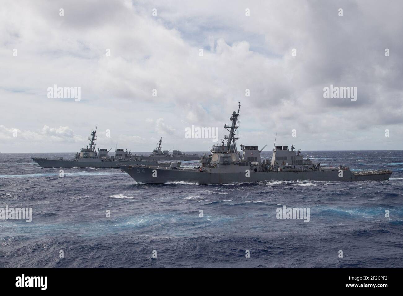 Hafenbeam-Ansicht der USS Curtis Wilbur (DDG-54), USS Stihnen (DDG-63) und USS Momsen (DDG-92) in Formation während Valiant Shield 160923 Stockfoto