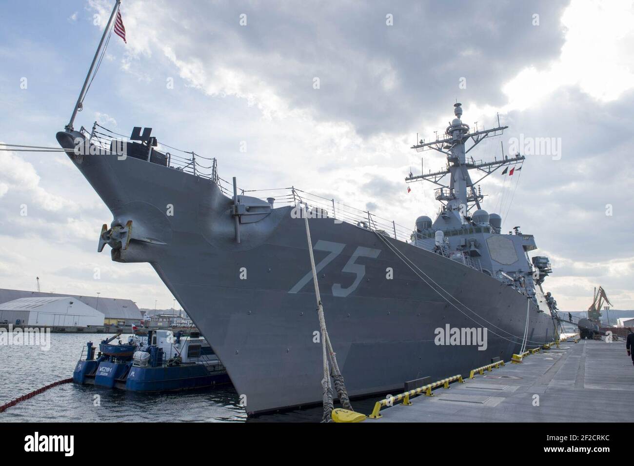 Hafenviertel Bogenansicht der USS Donald Cook (DDG-75) vor Anker Zum Pier in Gdynia 160408 Stockfoto