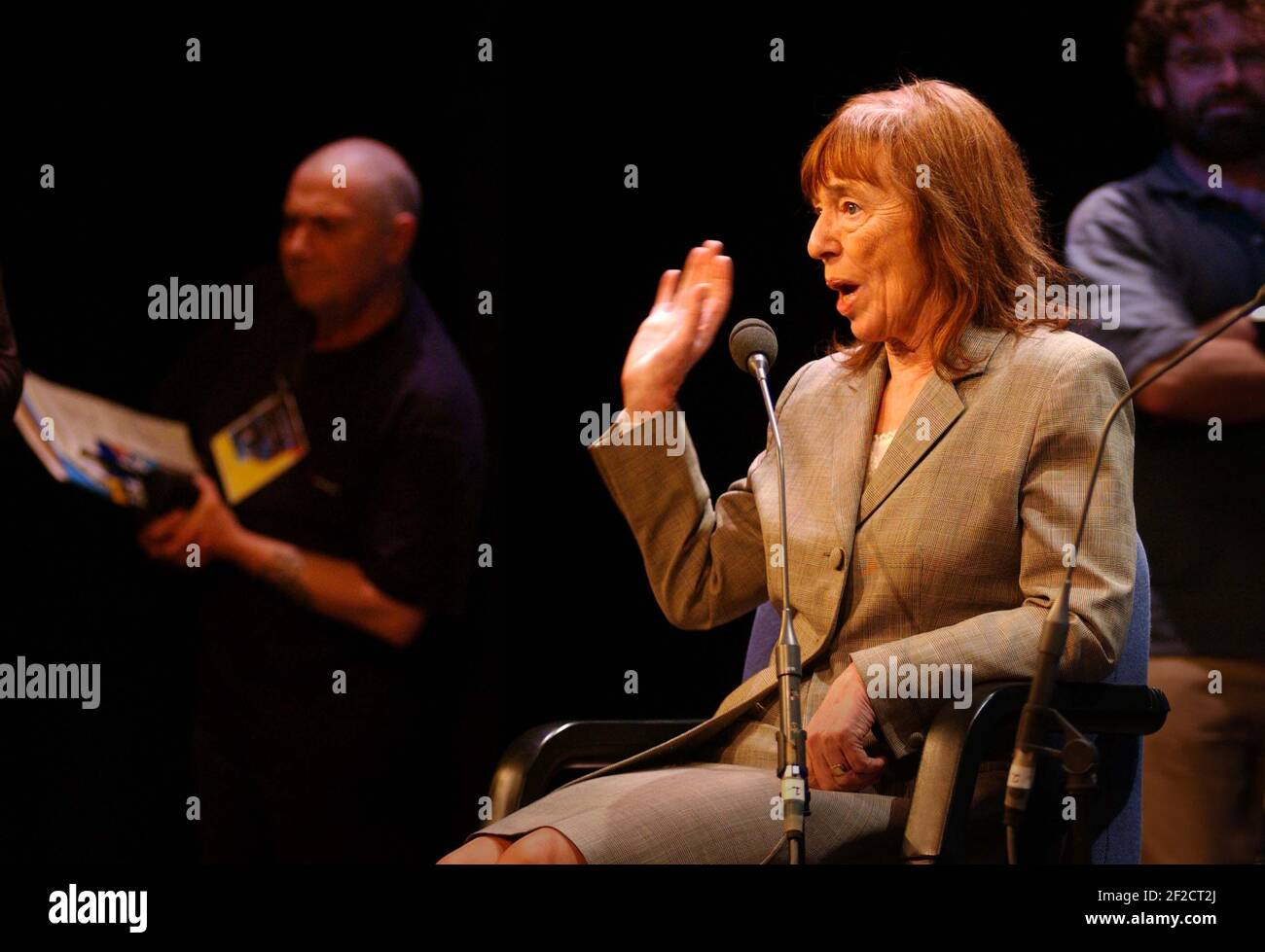 BERYL BAINBRIDGE IM GESPRÄCH VOR DORT DEBATTE ÜBER DIE KUNST VON BUCH BEGININGS AUF DEM CHELTENHAM FESTIVAL VON LITRATURE,14/10/02 PILSTON Stockfoto