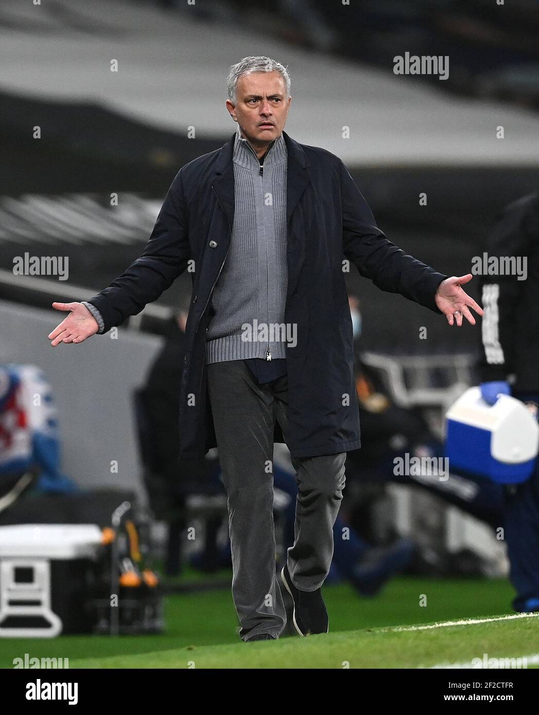 Der Manager von Tottenham Hotspur Jose Mourinho reagiert auf der Touchline während der UEFA Europa League-Runde mit 16 Spielen im Tottenham Hotspur Stadium, London. Bilddatum: Donnerstag, 11. März 2021. Stockfoto