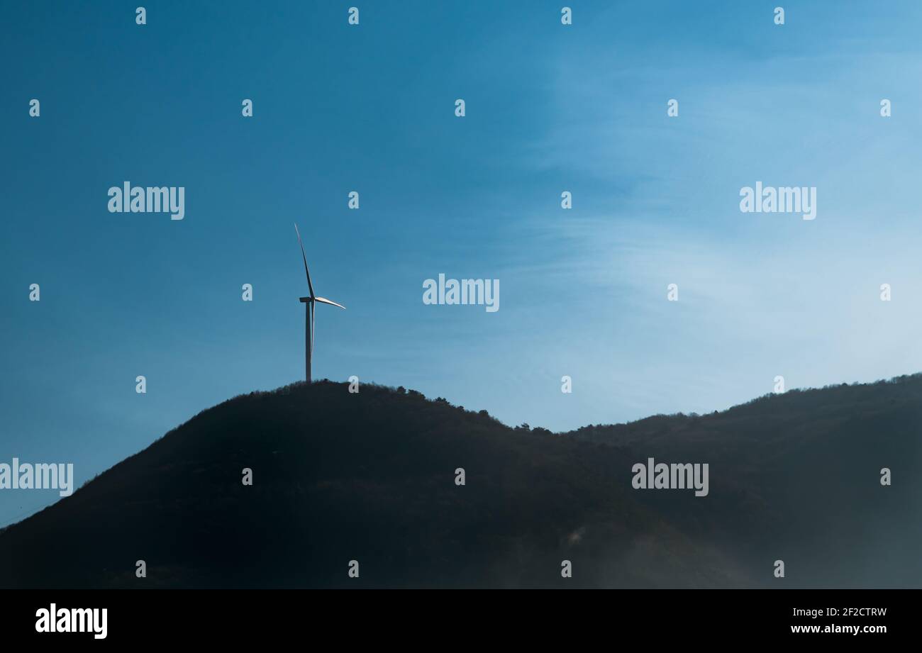 Windmühle für elektrische Energieerzeugung aus erneuerbaren Quellen Stockfoto