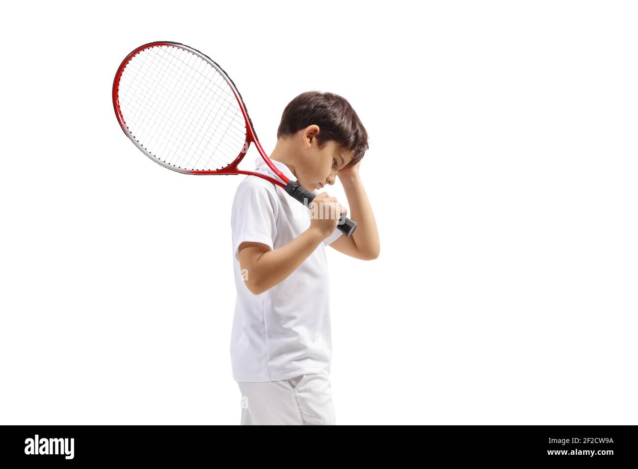 Enttäuschter Junge mit einem Tennisschläger isoliert auf weißem Hintergrund Stockfoto