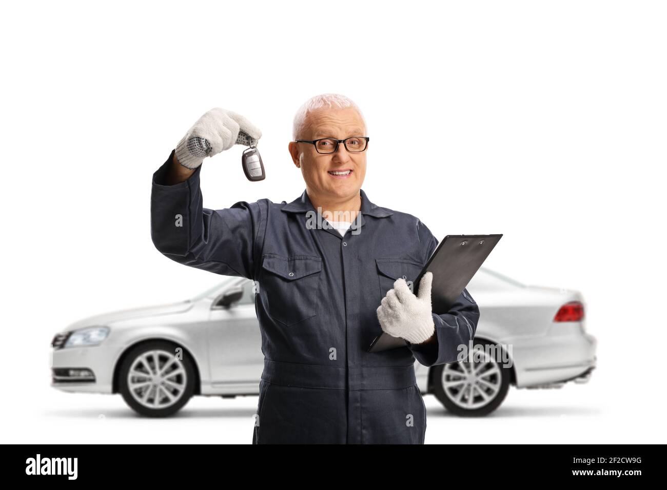 Auto Mechaniker hält einen Schlüssel aus einem silbernen Auto isoliert Auf weißem Hintergrund Stockfoto