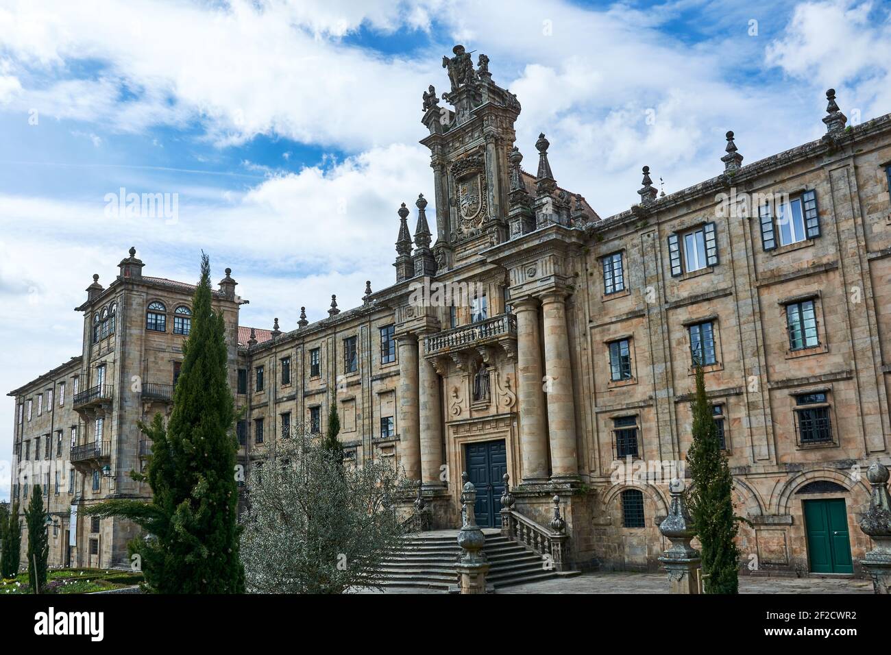 Blick auf die Fassade des Klosters von San Martin Pinario oder San Martiño Pinario im historischen Zentrum von Santiago de Compostela, Galicien, Spanien, unter Stockfoto