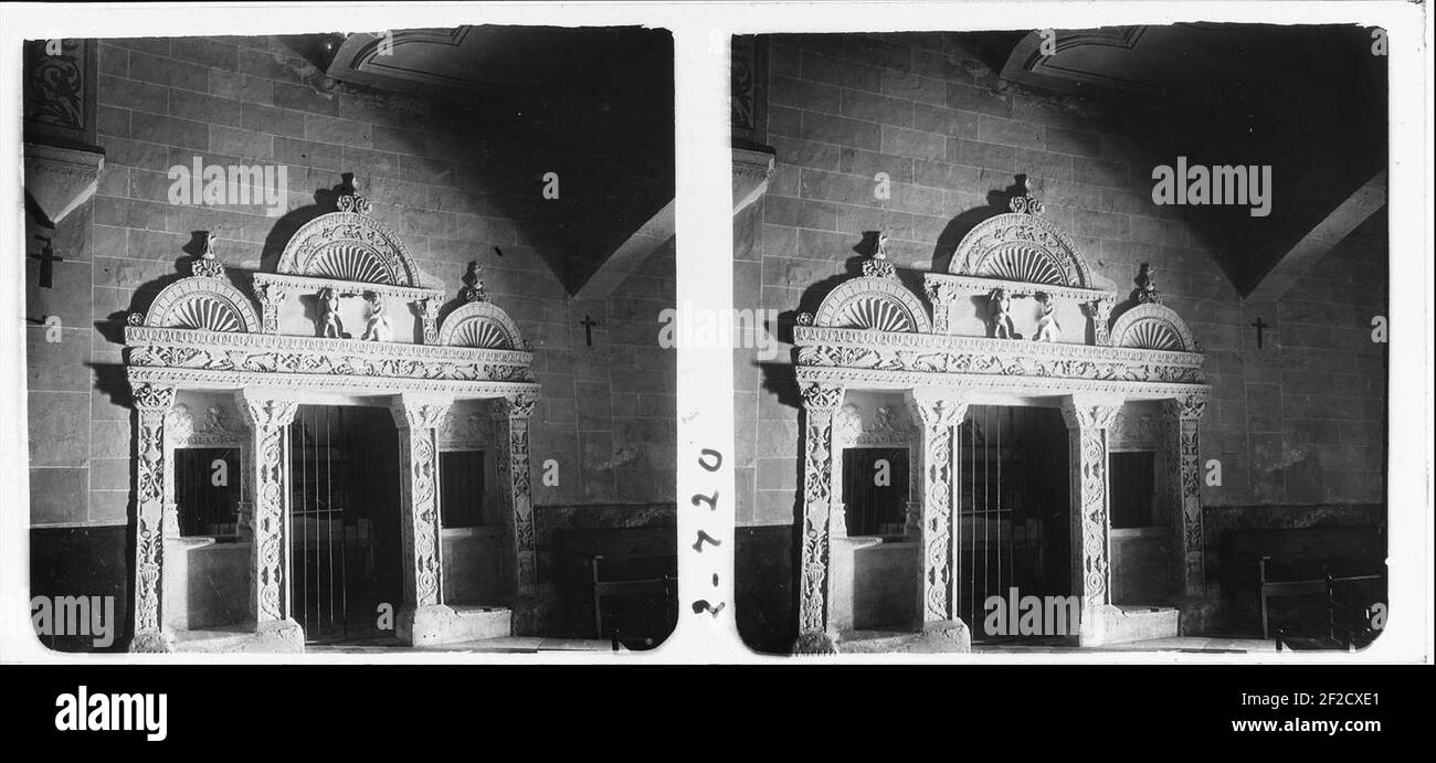 Portalada d ' un sepulcre a l ' interior d ' una església de Montblanc. Stockfoto