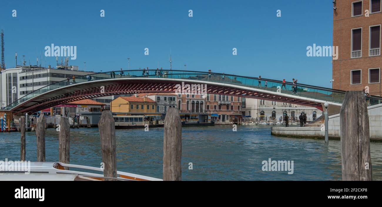 venedig italien 18 july 2020:Brücke von Calatrava in Stahl und Glas, über den Grand Canal in venedig, die Piazza roma mit der Eisenbahn verbindet Stockfoto