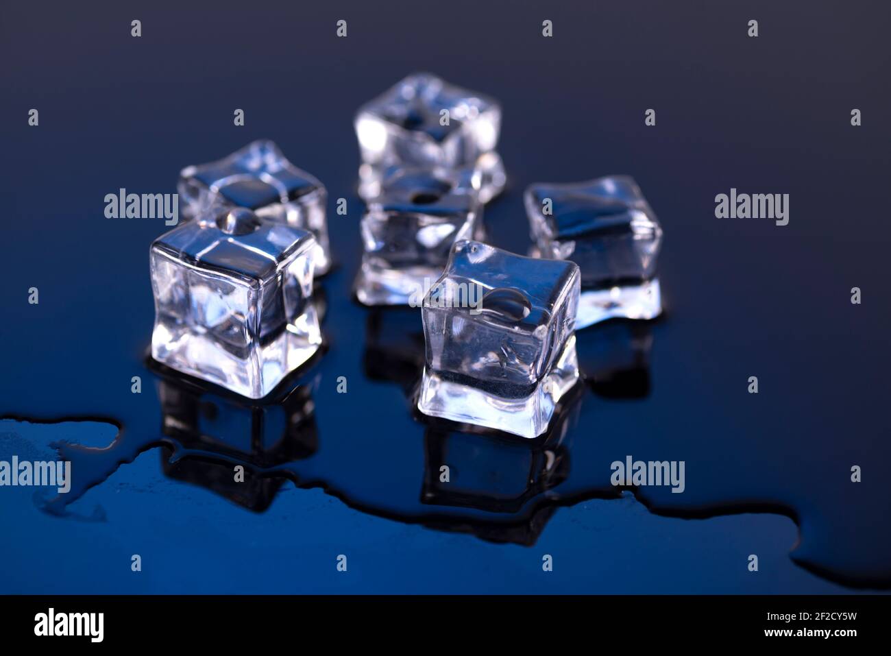 Eiswürfel auf blauem Hintergrund. Eis auf blauem Hintergrund. Stockfoto
