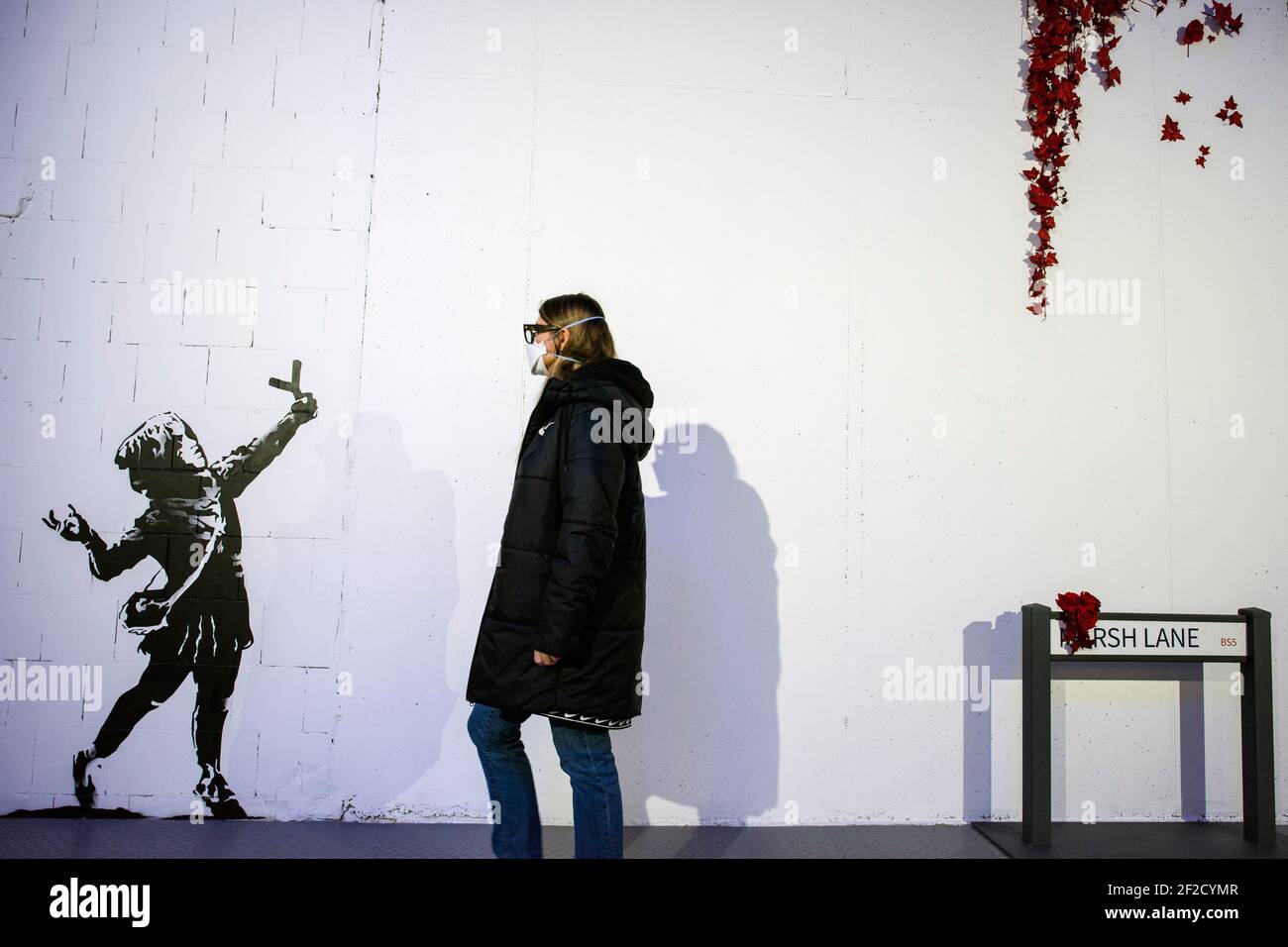 Eine Frau geht während der Ausstellung an der Nachbildung des Wandbildes "Valentinstag" vorbei.in der Galerie Koneser Centrum Praskie "die Kunst der Banksy. Ohne Grenzen“ ist die erste Ausstellung in Polen als große Präsentation der Werke dieses geheimnisvollen Künstlers. Es präsentiert über 100 Werke, Originalexponate, aber auch Arbeiten in Form von Fotografien, Skulpturen und vielen anderen. Darüber hinaus werden einige der Exponate mit seiner eigenen Technik rekonstruiert – Vorlagen, die speziell für diese Ausstellung erstellt wurden. WIE die meisten von Banksy's Ausstellung ist auch diese nicht vom Künstler autorisiert. Stockfoto