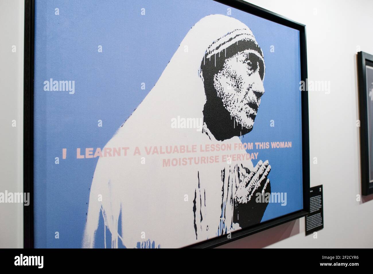 Das berühmte 'Mutter Teresa' Kunstwerk von Baksy während der Ausstellung zu sehen.in der Galerie Koneser Centrum Praskie 'die Kunst von Banksy. Ohne Grenzen“ ist die erste Ausstellung in Polen als große Präsentation der Werke dieses geheimnisvollen Künstlers. Es präsentiert über 100 Werke, Originalexponate, aber auch Arbeiten in Form von Fotografien, Skulpturen und vielen anderen. Darüber hinaus werden einige der Exponate mit seiner eigenen Technik rekonstruiert – Vorlagen, die speziell für diese Ausstellung erstellt wurden. WIE die meisten von Banksy's Ausstellung ist auch diese nicht vom Künstler autorisiert. Stockfoto