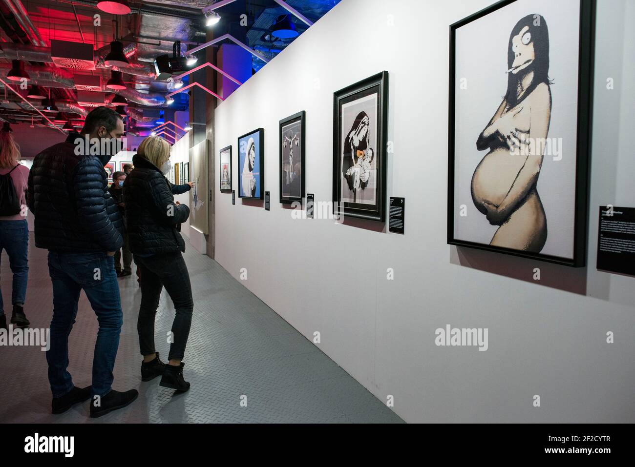 Besucher beobachten die Kunstwerke während der Ausstellung.in der Galerie Koneser Centrum Praskie "die Kunst der Banksy. Ohne Grenzen“ ist die erste Ausstellung in Polen als große Präsentation der Werke dieses geheimnisvollen Künstlers. Es präsentiert über 100 Werke, Originalexponate, aber auch Arbeiten in Form von Fotografien, Skulpturen und vielen anderen. Darüber hinaus werden einige der Exponate mit seiner eigenen Technik rekonstruiert – Vorlagen, die speziell für diese Ausstellung erstellt wurden. WIE die meisten von Banksy's Ausstellung ist auch diese nicht vom Künstler autorisiert. Stockfoto