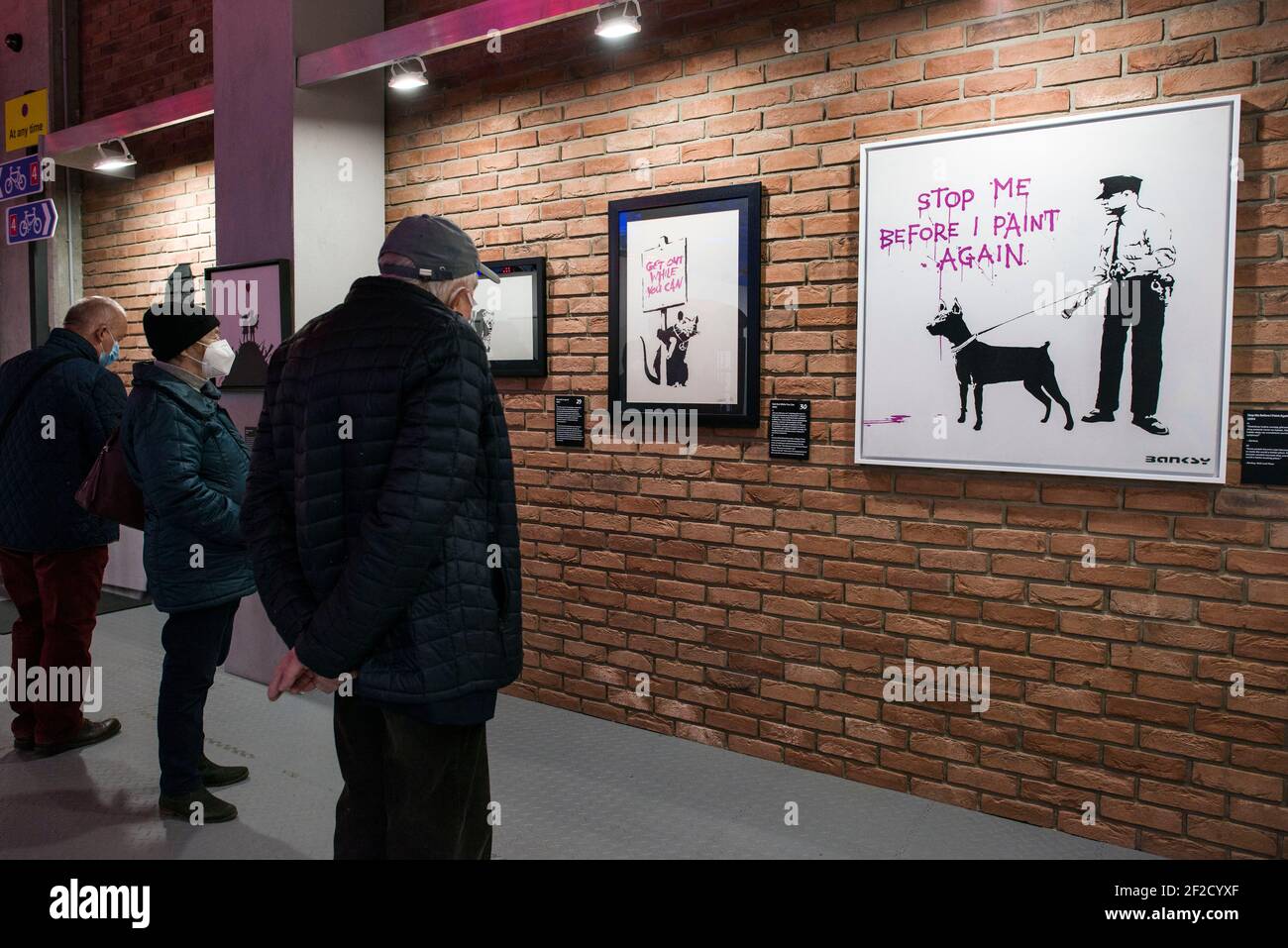 Besucher beobachten Kunstwerke während der Ausstellung.in der Galerie Koneser Centrum Praskie "die Kunst der Banksy. Ohne Grenzen“ ist die erste Ausstellung in Polen als große Präsentation der Werke dieses geheimnisvollen Künstlers. Es präsentiert über 100 Werke, Originalexponate, aber auch Arbeiten in Form von Fotografien, Skulpturen und vielen anderen. Darüber hinaus werden einige der Exponate mit seiner eigenen Technik rekonstruiert – Vorlagen, die speziell für diese Ausstellung erstellt wurden. WIE die meisten von Banksy's Ausstellung ist auch diese nicht vom Künstler autorisiert. Stockfoto