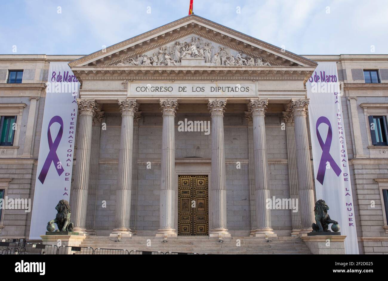 Gebäude des spanischen Abgeordnetenkongresses. Internationaler Frauentag dekoriert. Madrid, Spanien Stockfoto