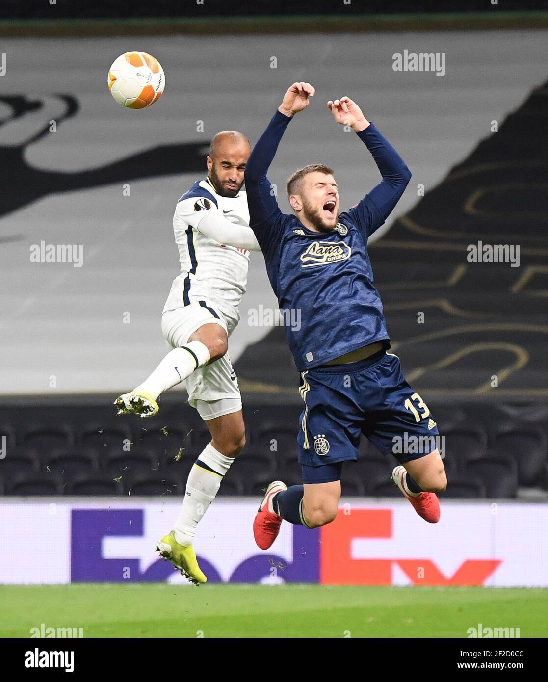 Lucas Moura von Tottenham Hotspur (links) Dinamo Zagrebs Stefan Ristovski kämpft während des UEFA Europa League Round of Sixteen im Tottenham Hotspur Stadium, London, um den Ball. Bilddatum: Donnerstag, 11. März 2021. Stockfoto