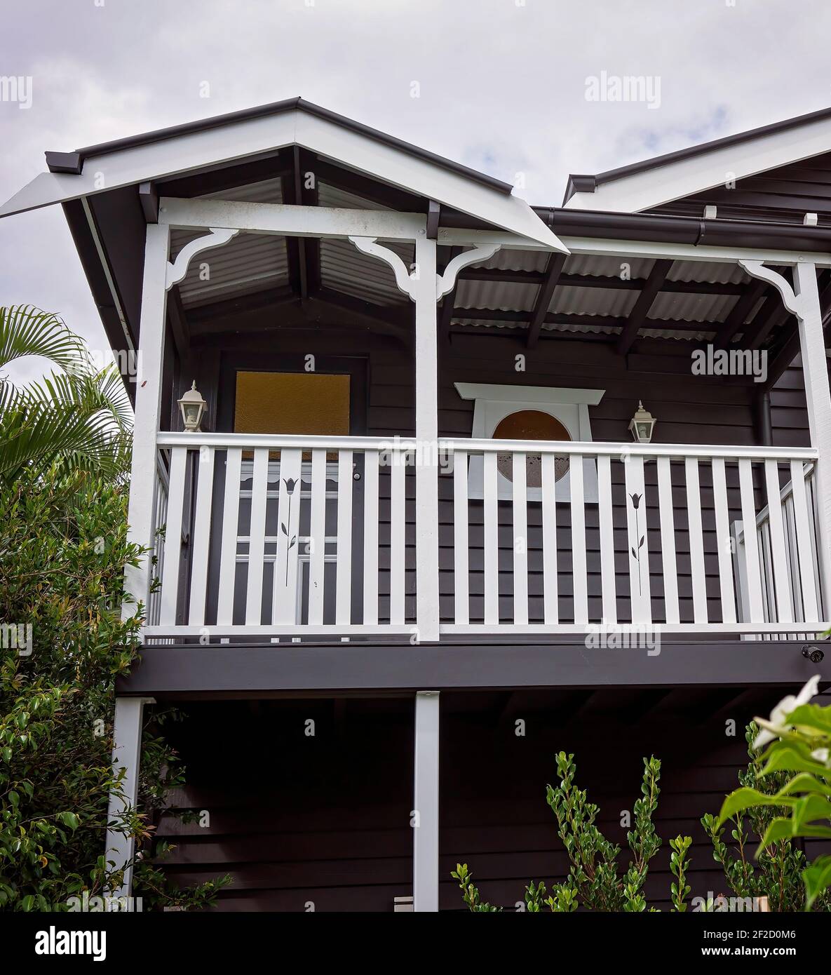 Brisbane, Queensland, Australien - März 2021: Ein renoviertes Holz Queensland Haus in kontrastierenden Farben Stockfoto