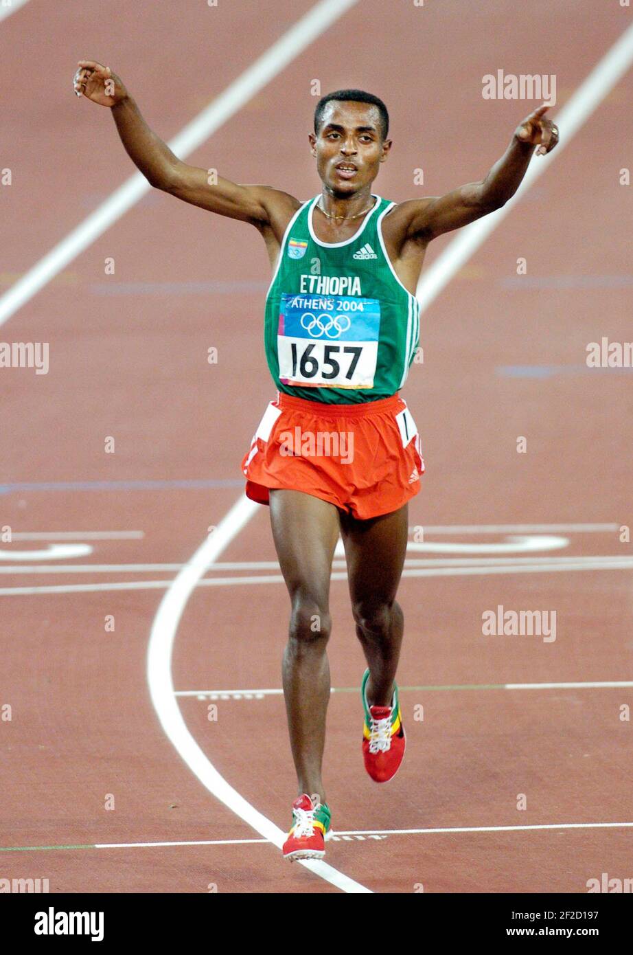 OLYMPISCHE SPIELE IN ATHEN 2004. 19/8/2004 HERREN 10000M ENDSIEGERIN KENENISA BEKELE (ETH) BILD DAVID ASHDOWN.OLYMPISCHE SPIELE ATHEN 2004 Stockfoto