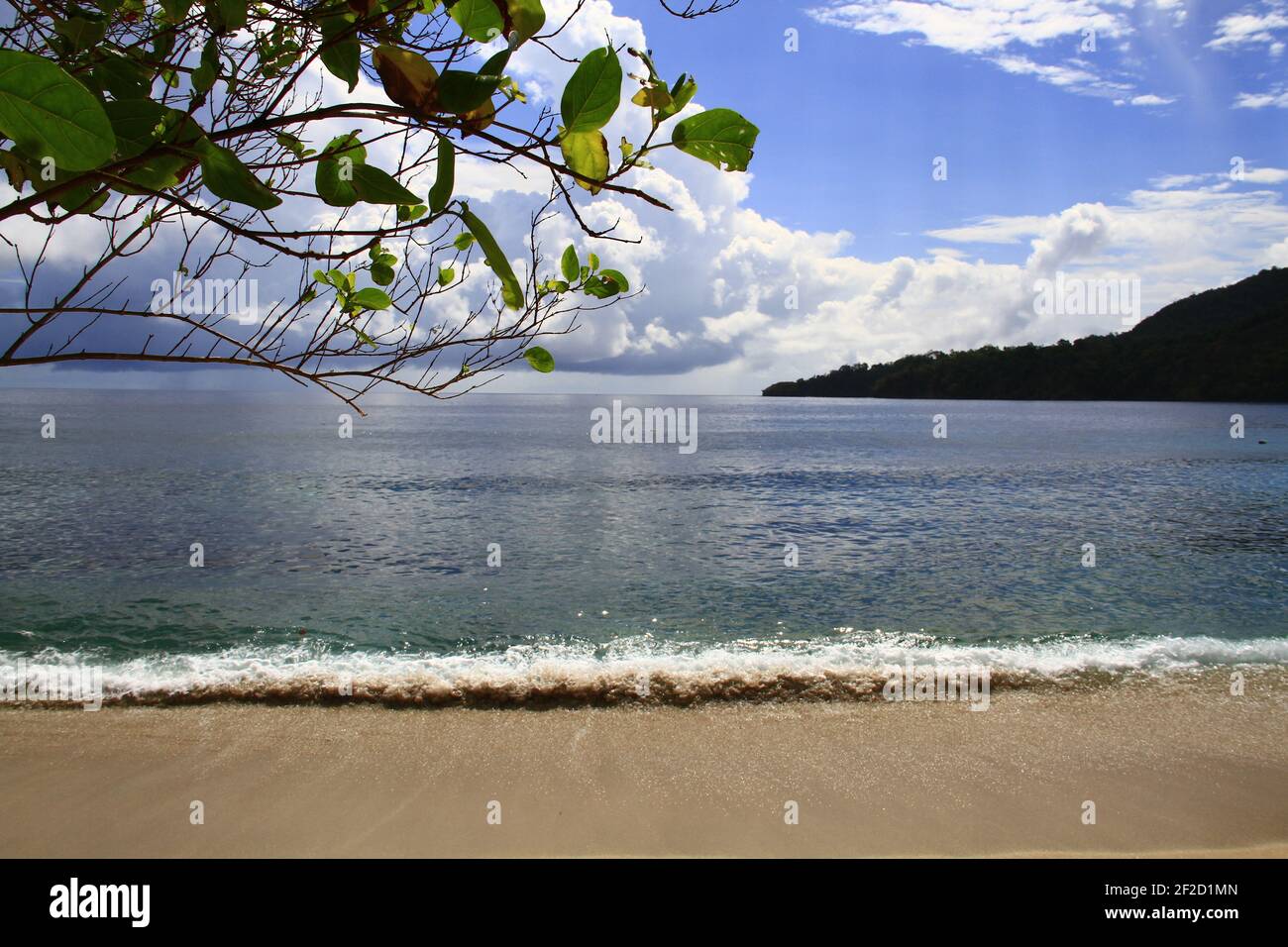 Eine wunderschöne Landschaft am Pulisan Beach in Minahasa Utara, Indonesien Stockfoto