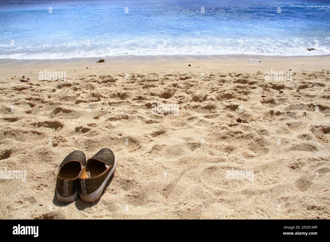 Ein Paar Schuhe am Strand von Pulisan in Minahasa Utara, Indonesien Stockfoto
