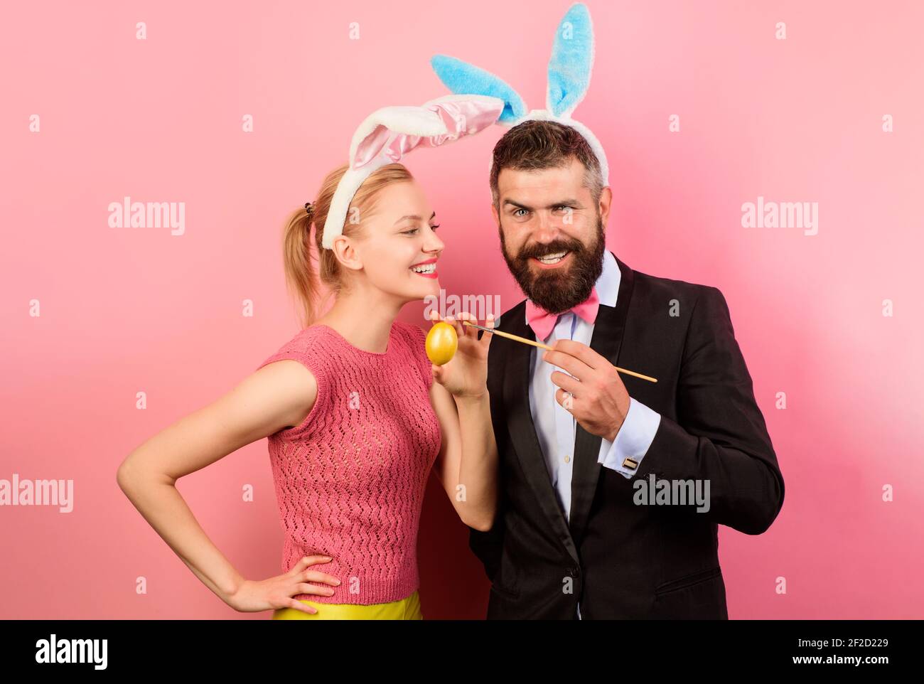 Familie Feiern Sie Ostern Tag. Glückliches Paar, das Eier malte. Eier dekorieren. Stockfoto