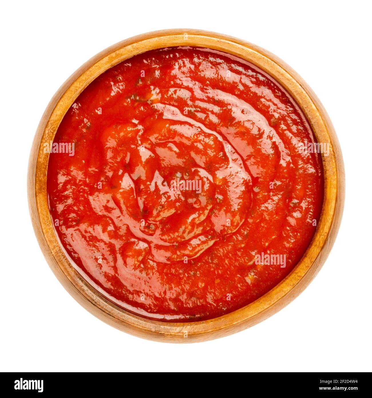 Arrabbiata Sauce in einer Holzschale. Würzige italienische Tomatensauce für Pasta, aus Tomaten, Knoblauch und getrockneten roten Chilischoten, in Olivenöl gekocht. Stockfoto