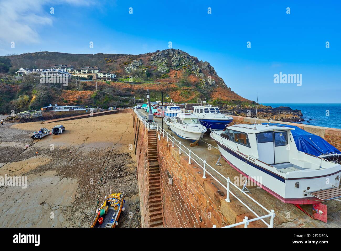 Bild von Bonne Nuit Hafen bei Ebbe im Winter mit blauem Himmel. Jersey, Kanalinseln Stockfoto