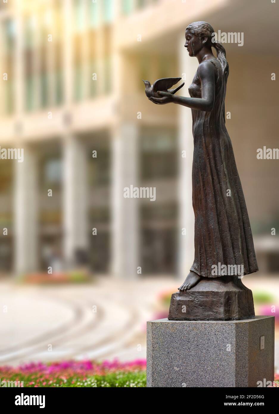 tokio, japan - märz 08 2021: Statue einer Frau mit einer Taube namens Habataki oder Flügel flattern von japanischen Bildhauer Yasutake Funakoshi bei Citizen’s P Stockfoto