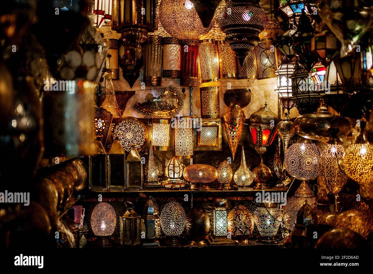 arabische Ausstellungslampen in einem Markt Stockfoto