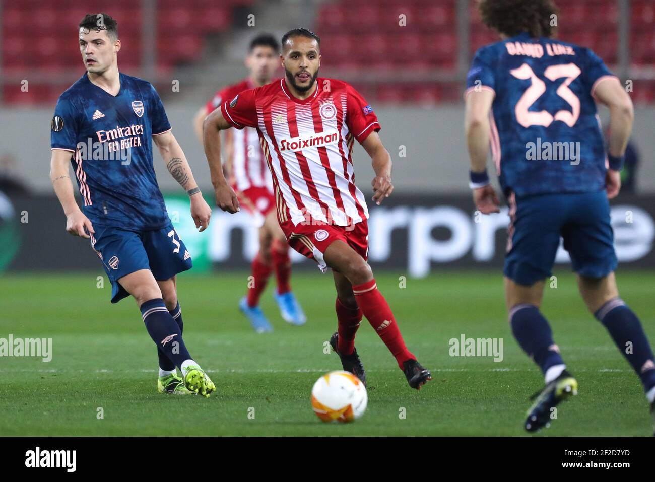 PIRÄUS, GRIECHENLAND - MÄRZ 12: Granit Xhaka von Arsenal und Youssef El Arabi von Olympiacos FC während der Olympiacos gegen Arsenal - UEFA Europa League Runde O Stockfoto