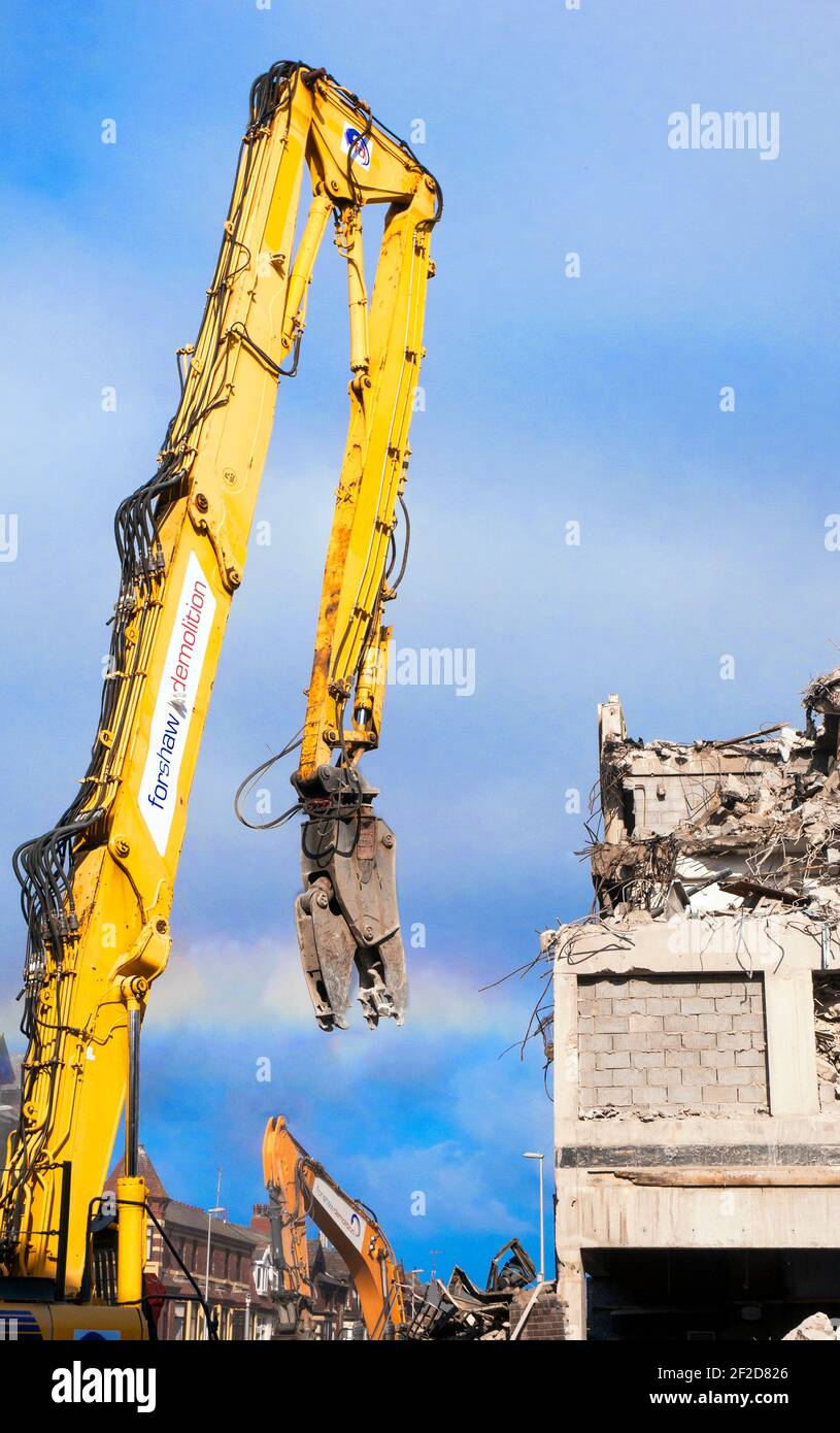 Große hydraulische Arm & Kiefer verwendet, um zu brechen verstärkt Beton beim Abriss des Wilko-Lagers und mehrgeschossigen Parkplatz Blackpool Lancashire England Stockfoto