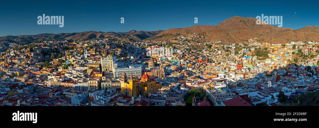 Großes Luftpanorama der Stadt Guanajuato bei Sonnenuntergang, Mexiko. Stockfoto