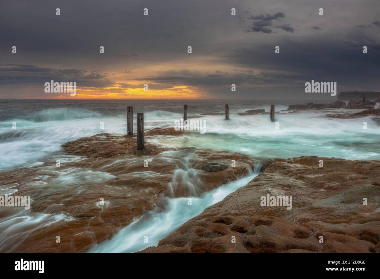 South Coogee Rock Pool fließendes Wasser bei Sonnenaufgang, South Coogee, Sydney, NSW, Australien Stockfoto
