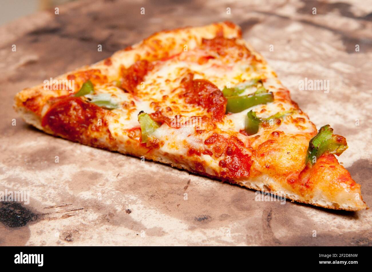 Eine Scheibe leckere Pizza Pepperoni mit heißen grünen Paprika Stockfoto