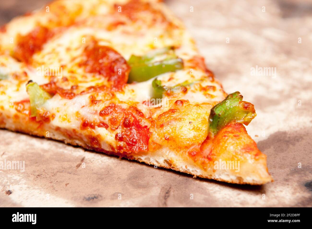 Grüne Paprika auf einer Scheibe leckere Pizza Pepperoni Stockfoto