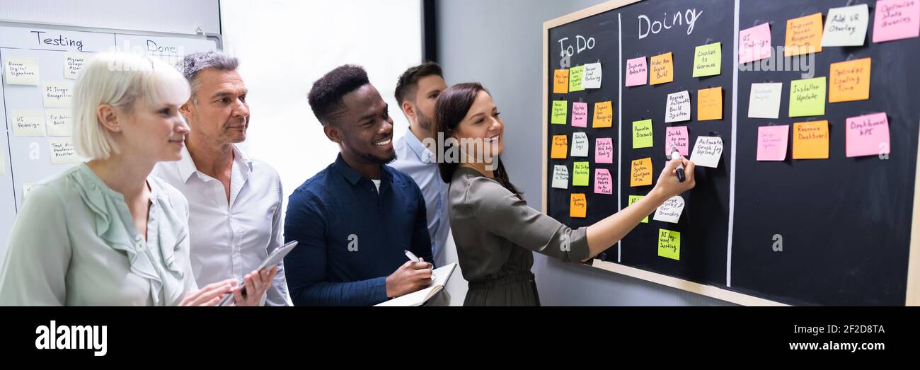 Agiles Geschäftsteam Mit Kanban Task Board Stockfoto