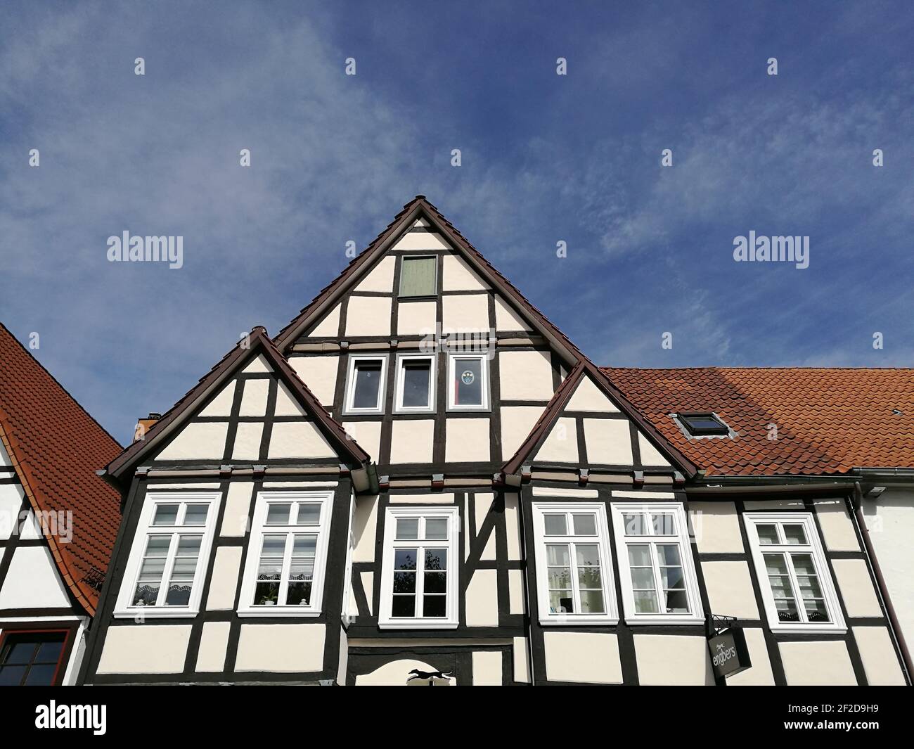 Eine Aufnahme der Fachwerkfassade eines Gebäudes in einem niedrigen Winkel Gegen den blauen Himmel Stockfoto