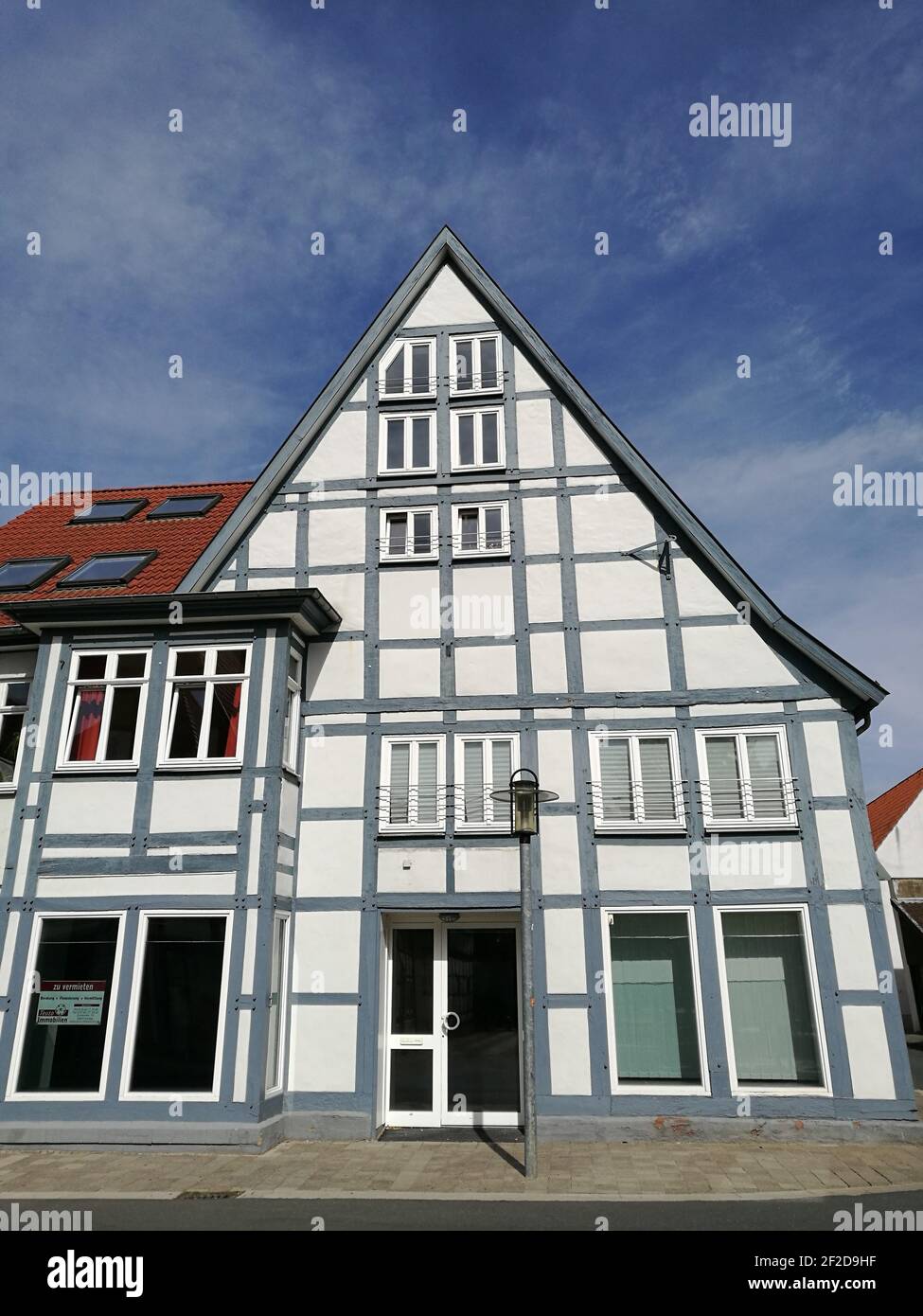Eine Aufnahme der Fachwerkfassade eines Gebäudes in einem niedrigen Winkel Gegen den blauen Himmel Stockfoto