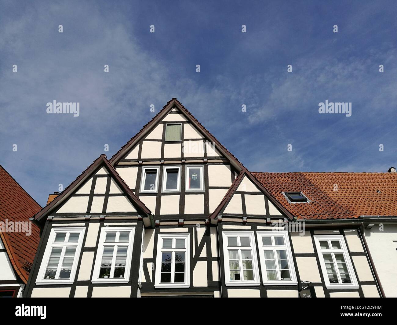 Eine Aufnahme der Fachwerkfassade eines Gebäudes in einem niedrigen Winkel Gegen den blauen Himmel Stockfoto