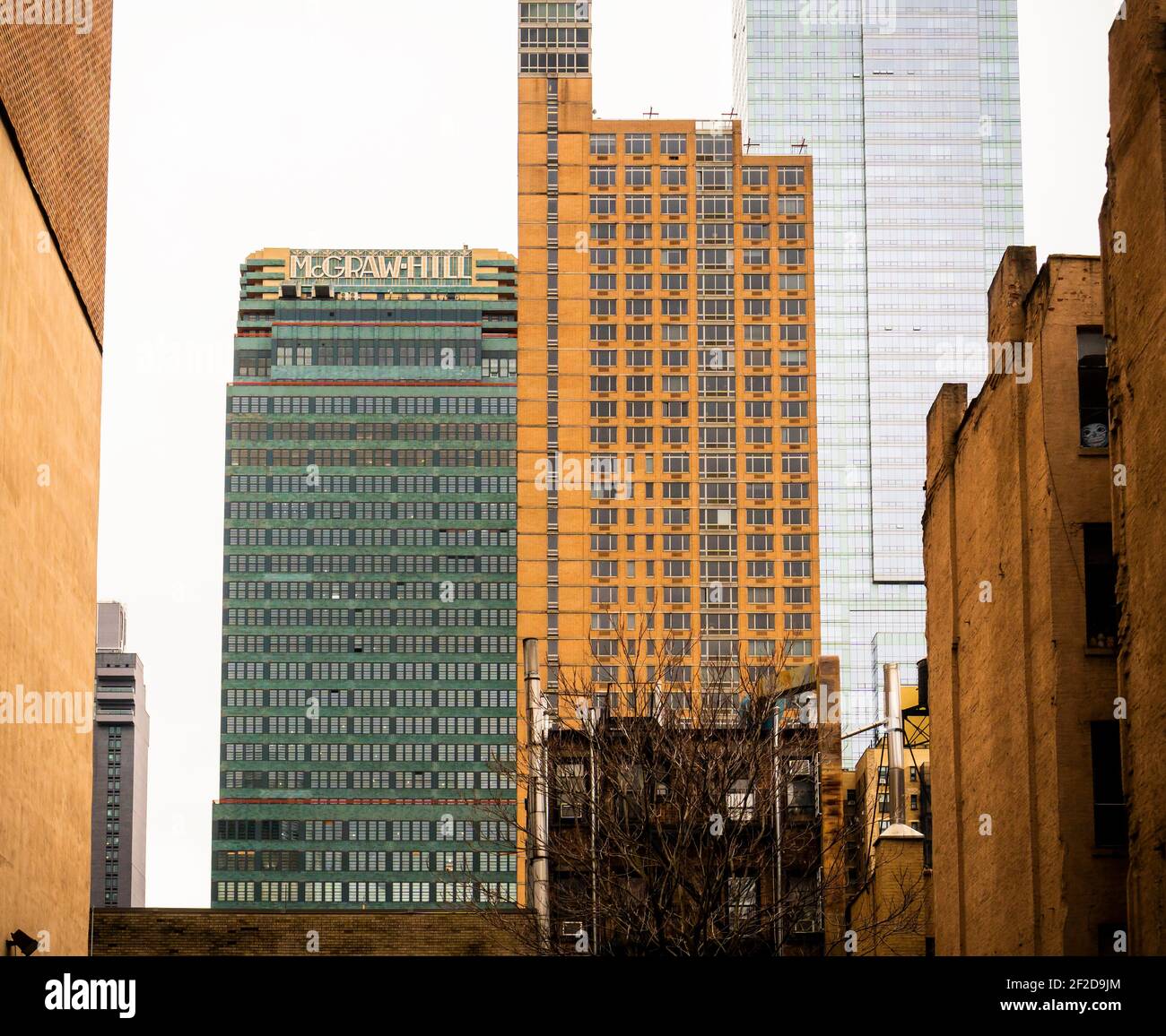 Das McGraw-Hill Building, links, in Midtown Manhattan in New York am Samstag, 27. Februar 2021. Der Art-Deco-Wolkenkratzer wurde 1930-31 erbaut und von Raymond Hood entworfen, der übrigens das News Building am östlichen Ende der Straße 42nd entworfen hat und damit die Straße gebucht hat. (© Richard B. Levine) Stockfoto