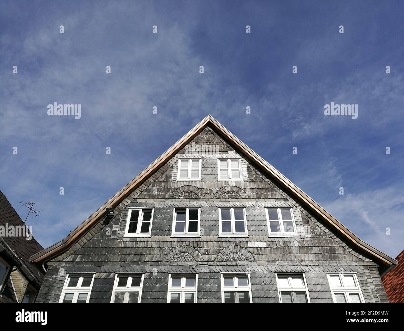 Eine Aufnahme der Fachwerkfassade eines Gebäudes in einem niedrigen Winkel Gegen den blauen Himmel Stockfoto