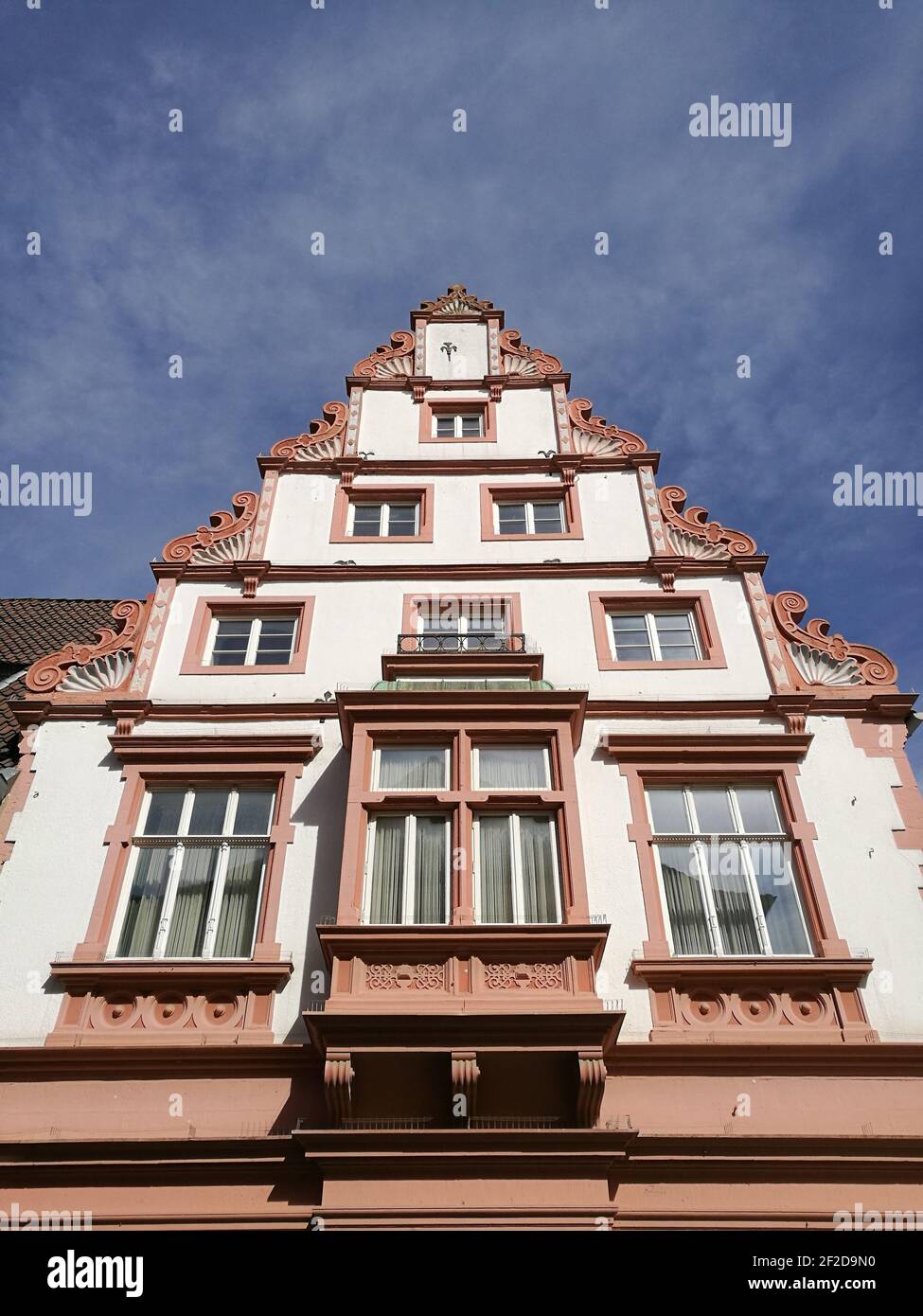 Eine Aufnahme der Fachwerkfassade eines Gebäudes in einem niedrigen Winkel Gegen den blauen Himmel Stockfoto