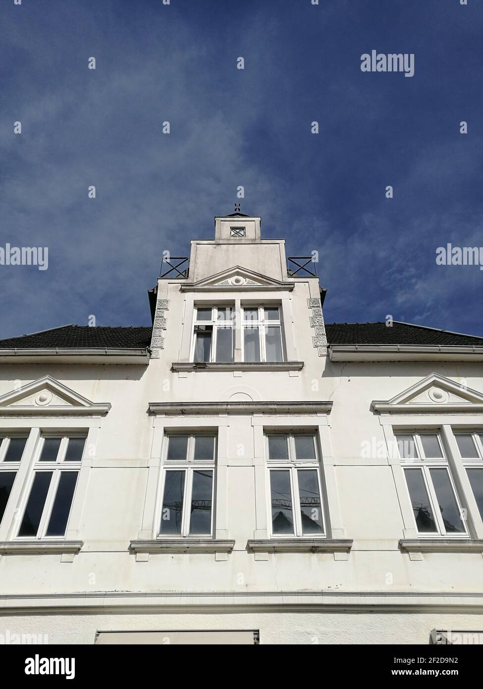 Eine Aufnahme der Fachwerkfassade eines Gebäudes in einem niedrigen Winkel Gegen den blauen Himmel Stockfoto